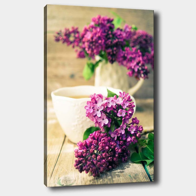 Lærred 70x100 cm - Smuk buket syrener i en hvid kande med en kop i forgrunden, Lilla / Grøn / Hvid