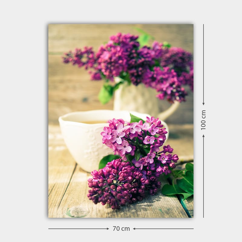 Lærred 70x100 cm - Smuk buket syrener i en hvid kande med en kop i forgrunden - Lilla / Grøn / Hvid - Boligtilbehør - Billeder & kunst - Billeder på lærred