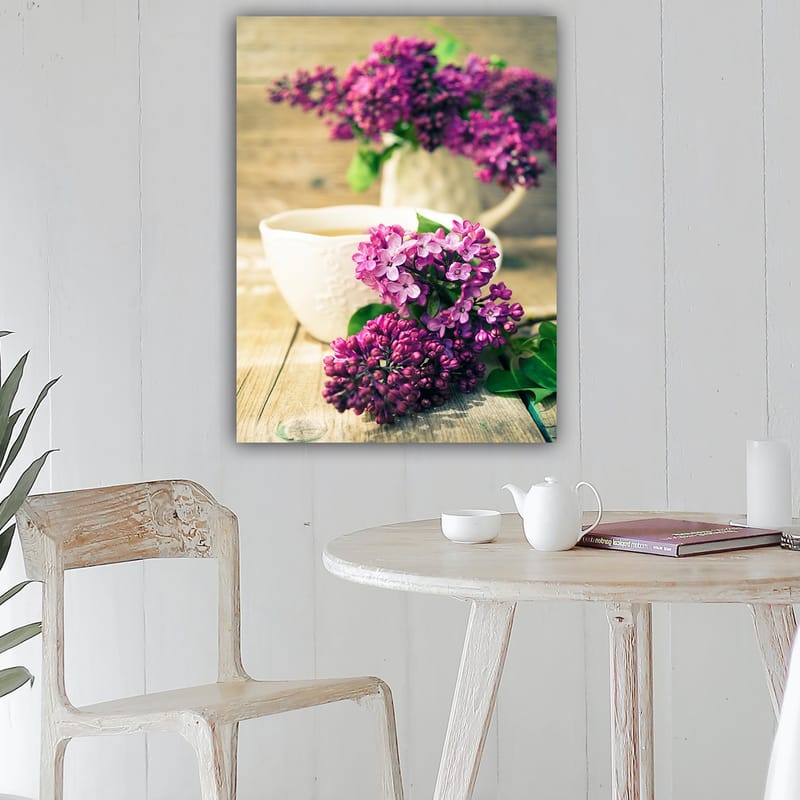 Lærred 70x100 cm - Smuk buket syrener i en hvid kande med en kop i forgrunden - Lilla / Grøn / Hvid - Boligtilbehør - Billeder & kunst - Billeder på lærred