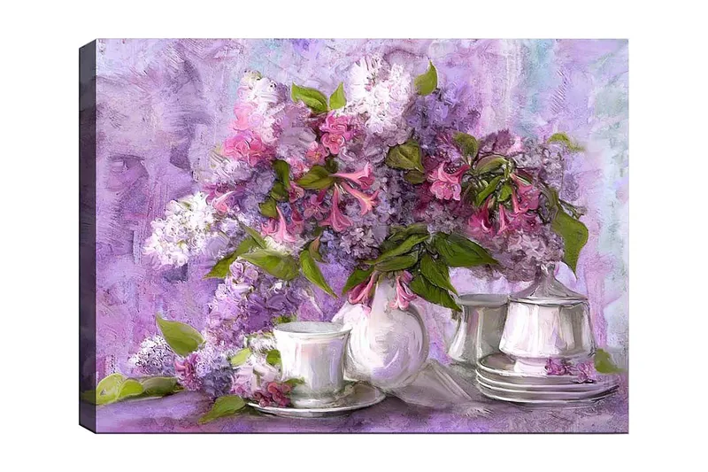Lærred 70x100 cm - Smuk buket syrener i lilla og lyserøde nuancer, omgivet af hvide porcelænskopper og -underkopper, Lilla / Lyserød / Grøn