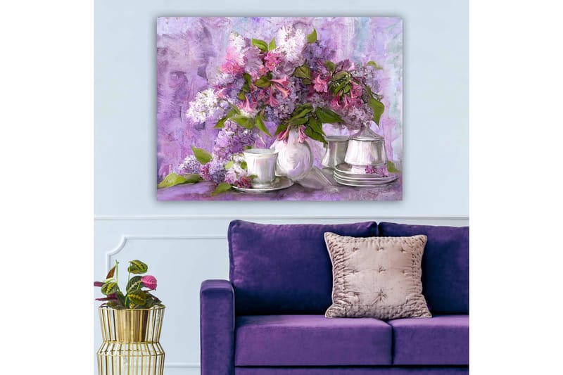 Lærred 70x100 cm - Smuk buket syrener i lilla og lyserøde nuancer, omgivet af hvide porcelænskopper og -underkopper - Lilla / Lyserød / Grøn - Boligtilbehør - Billeder & kunst - Billeder på lærred