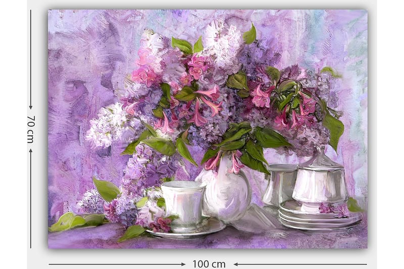 Lærred 70x100 cm - Smuk buket syrener i lilla og lyserøde nuancer, omgivet af hvide porcelænskopper og -underkopper - Lilla / Lyserød / Grøn - Boligtilbehør - Billeder & kunst - Billeder på lærred