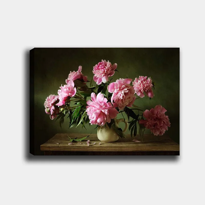 Lærred 70x100 cm - Smuk buket pæoner i en potte stående på et bord, Lyserød / Grøn