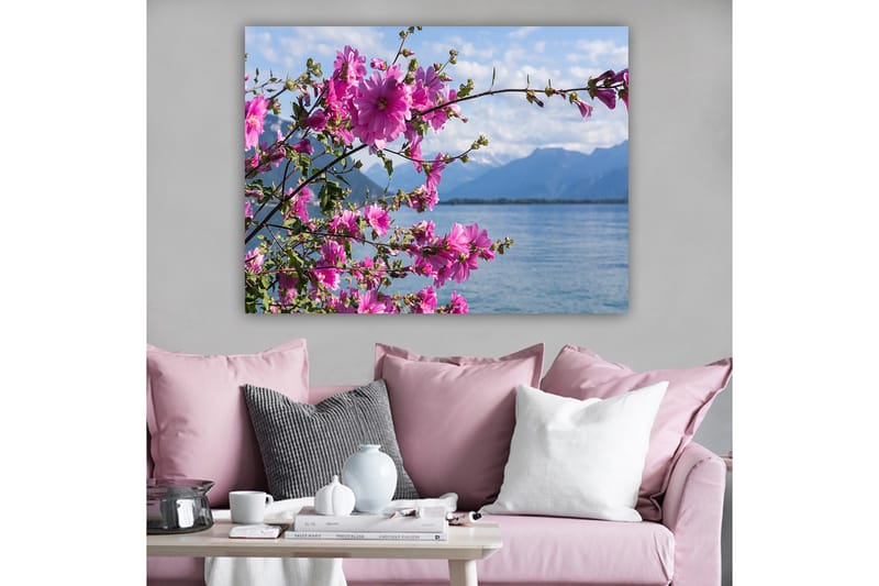 Lærred 70x100 cm - Smuk gruppe af blomster, der strækker sig over en sø med bjerge i baggrunden - Lyserød / Grøn - Boligtilbehør - Billeder & kunst - Billeder på lærred