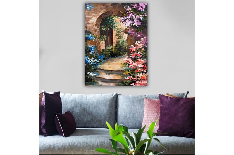 Lærred 70x100 cm - Smuk gyde med blomster omkring en stenbue - Lyseblå / Pink / Grøn - Boligtilbehør - Billeder & kunst - Billeder på lærred