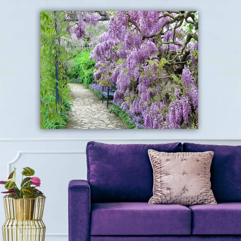 Lærred 70x100 cm - Smuk have med blomstrende blåregn, der skaber en romantisk og fredelig atmosfære - Lilla / Grøn - Boligtilbehør - Billeder & kunst - Billeder på lærred