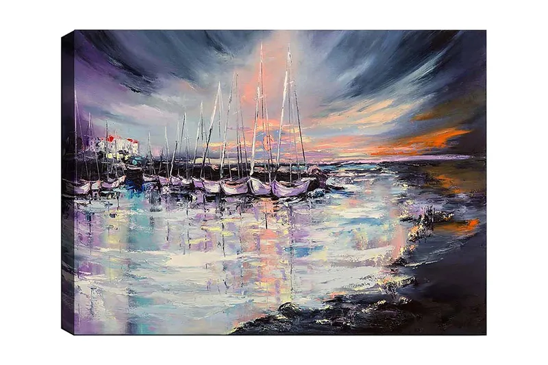 Lærred 70x100 cm - Smuk havn med sejlbåde spejlet i vandet under en farverig solnedgang, Lilla / Blå / Orange
