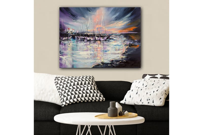 Lærred 70x100 cm - Smuk havn med sejlbåde spejlet i vandet under en farverig solnedgang - Lilla / Blå / Orange - Boligtilbehør - Billeder & kunst - Billeder på lærred