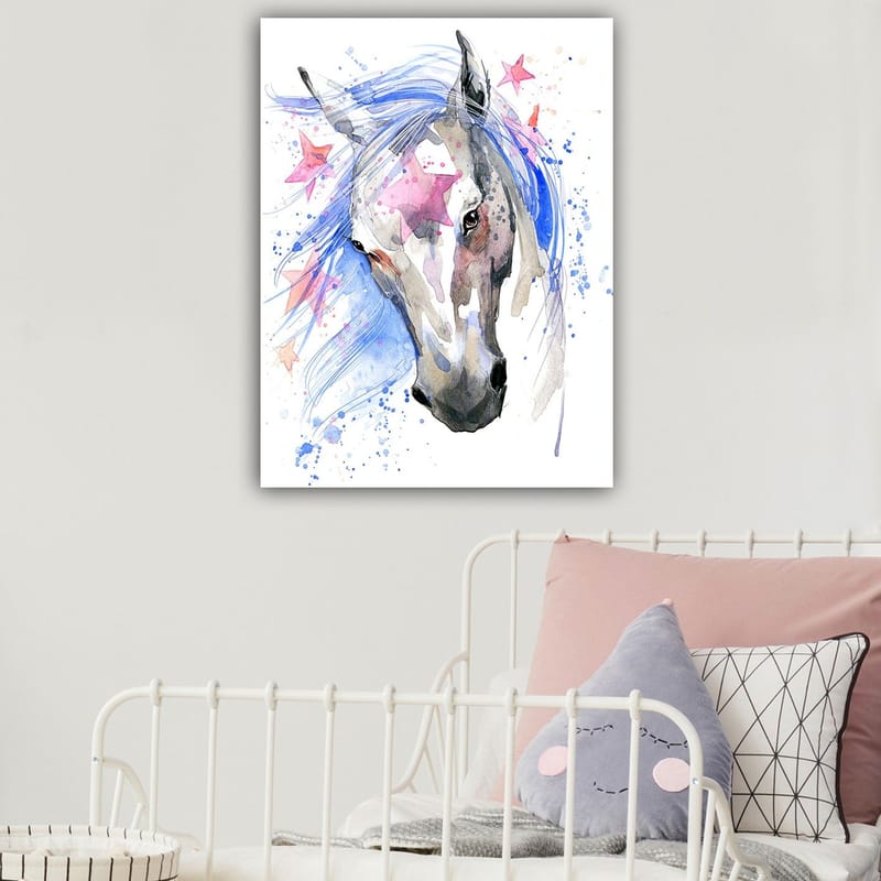 Lærred 70x100 cm - Smuk hest med en flagrende blå man og lyserøde stjerner, der fremhæver motivet, Blå / Grå / Lyserød