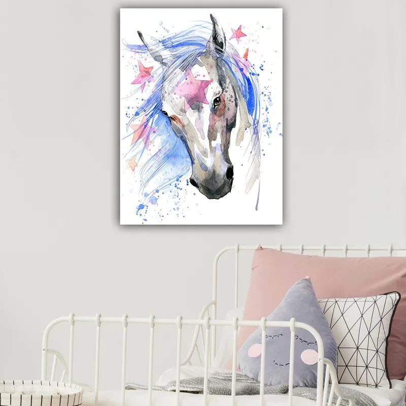 Lærred 70x100 cm - Smuk hest med en flagrende blå man og lyserøde stjerner, der fremhæver motivet, Blå / Grå / Lyserød