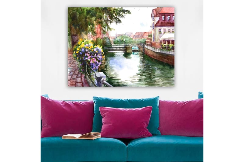 Lærred 70x100 cm - Smuk kanal med blomster i forgrunden og maleriske bygninger i baggrunden - Grøn / Blå / Lilla - Boligtilbehør - Billeder & kunst - Billeder på lærred