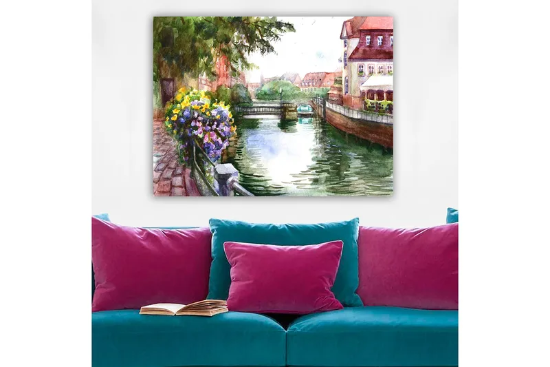 Lærred 70x100 cm - Smuk kanal med blomster i forgrunden og maleriske bygninger i baggrunden - Grøn / Blå / Lilla - Boligtilbehør - Billeder & kunst - Billeder på lærred