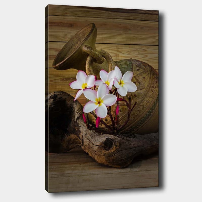 Lærred 70x100 cm - Smuk keramikkrukke med hvide blomster og et stykke træ som base, Hvid / Pink / Brun