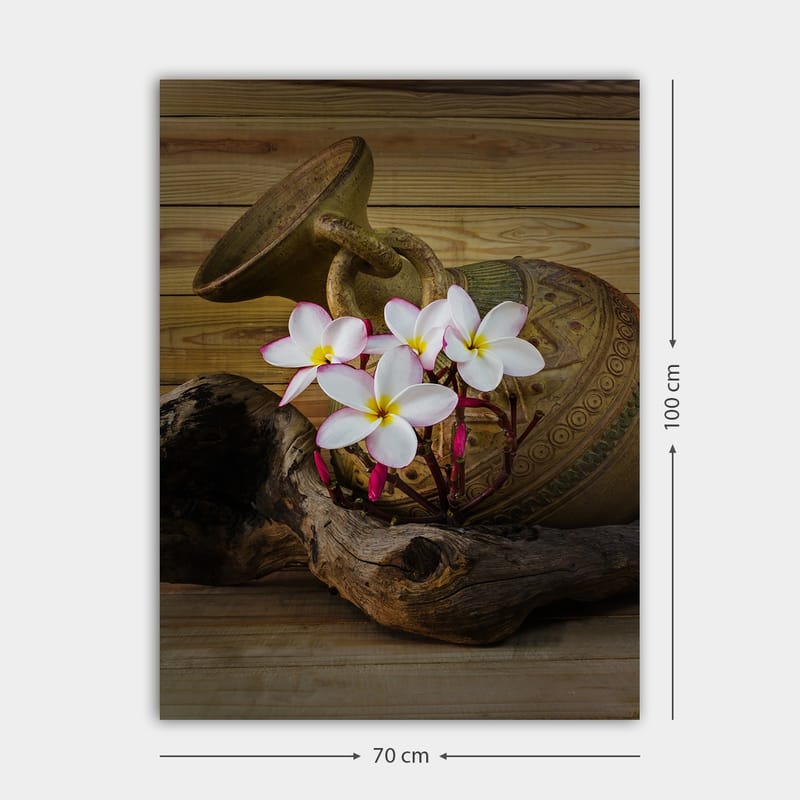 Lærred 70x100 cm - Smuk keramikkrukke med hvide blomster og et stykke træ som base - Hvid / Pink / Brun - Boligtilbehør - Billeder & kunst - Billeder på lærred