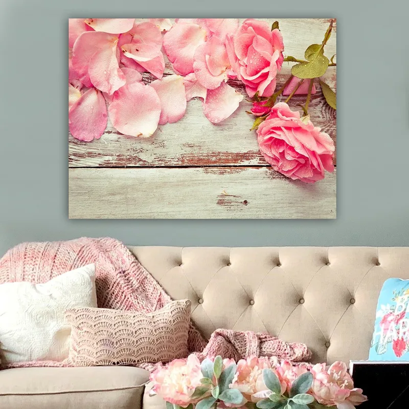 Lærred 70x100 cm - Smuk komposition af lyserøde roser og rosenblade på en træoverflade - Lyserød / Grøn / Brun - Boligtilbehør - Billeder & kunst - Billeder på lærred
