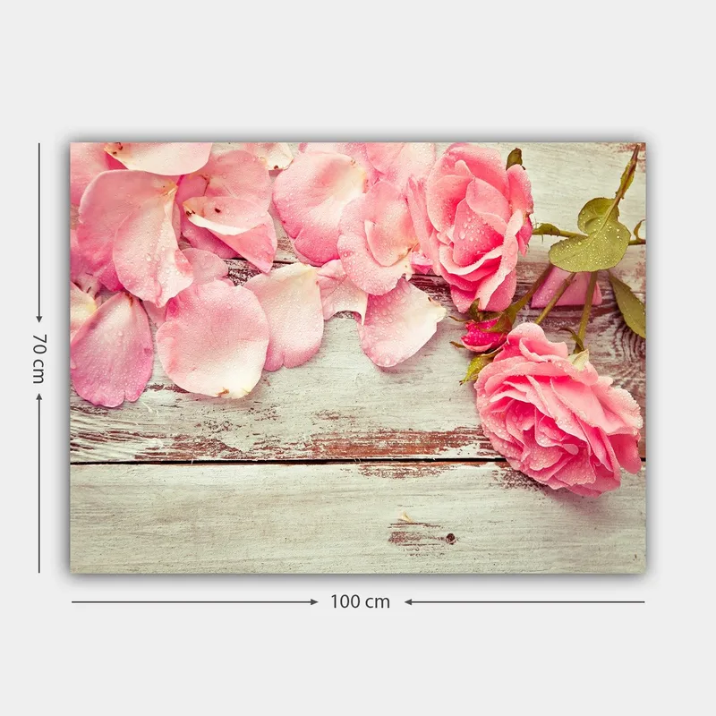 Lærred 70x100 cm - Smuk komposition af lyserøde roser og rosenblade på en træoverflade - Lyserød / Grøn / Brun - Boligtilbehør - Billeder & kunst - Billeder på lærred