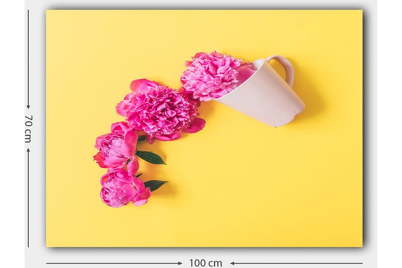 Lærred 70x100 cm - Smuk komposition af lyserøde pæoner hængende over en hvid kop - Lyserød / Gul - Boligtilbehør - Billeder & kunst - Billeder på lærred