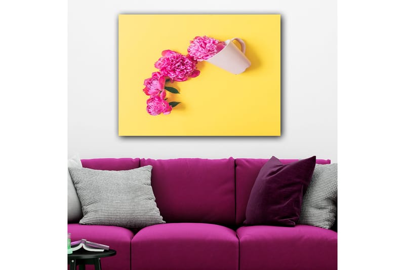 Lærred 70x100 cm - Smuk komposition af lyserøde pæoner hængende over en hvid kop - Lyserød / Gul - Boligtilbehør - Billeder & kunst - Billeder på lærred