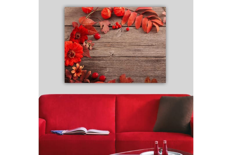 Lærred 70x100 cm - Smuk komposition af røde blomster og efterårsblade mod en træbaggrund, Rød / Orange / Brun