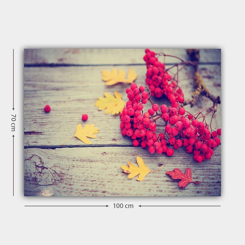 Lærred 70x100 cm - Smuk komposition af røde rønnebær og gule efterårsblade på en træoverflade - Rød / Gul - Boligtilbehør - Billeder & kunst - Billeder på lærred