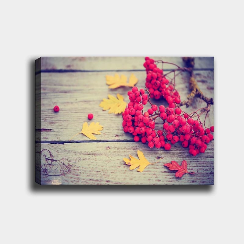 Lærred 70x100 cm - Smuk komposition af røde rønnebær og gule efterårsblade på en træoverflade, Rød / Gul