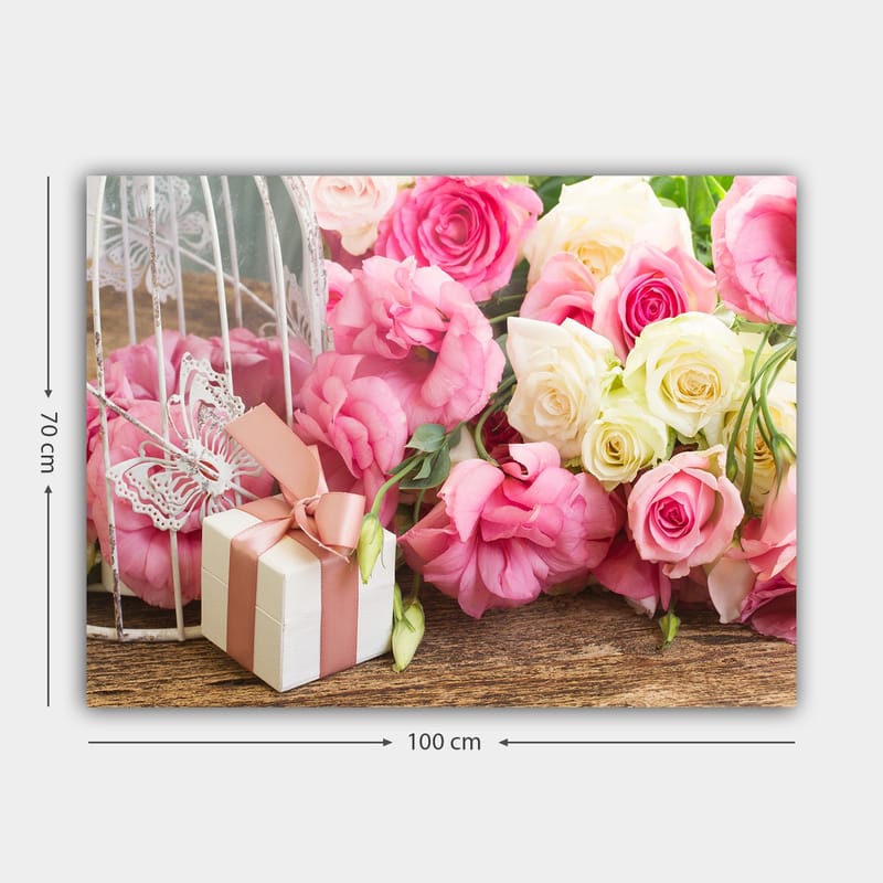 Lærred 70x100 cm - Smuk komposition af roser i forskellige nuancer sammen med en gave pakket ind i hvidt og lyserødt bånd - Lyserød / Hvid / Grøn - Boligtilbehør - Billeder & kunst - Billeder på lærred