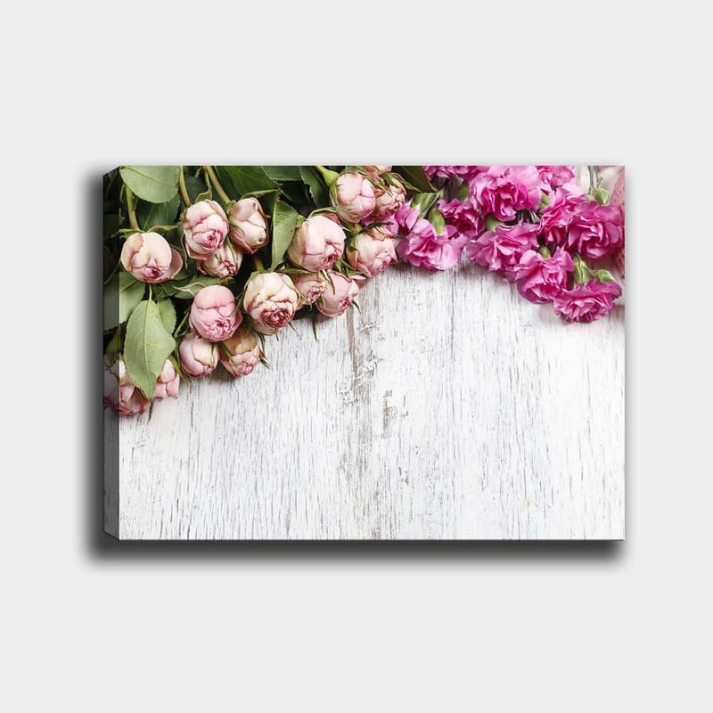 Lærred 70x100 cm - Smuk komposition af roser og nelliker i bløde lyserøde nuancer, Lys pink / Mørk pink / Grøn