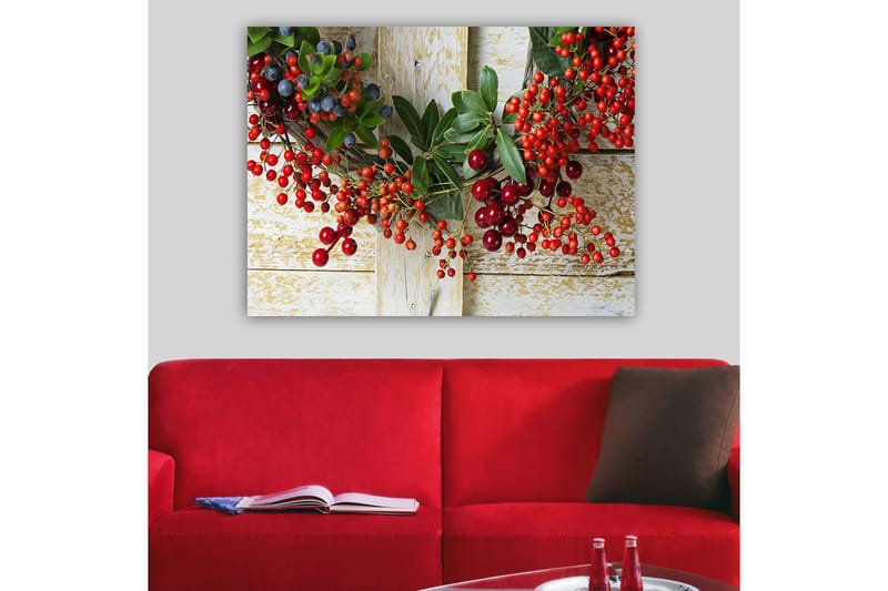Lærred 70x100 cm - Smuk krans af bær og grønne blade, der skaber en festlig atmosfære - Rød / Grøn / Blå - Boligtilbehør - Billeder & kunst - Billeder på lærred