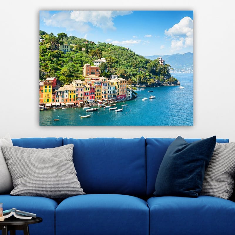 Lærred 70x100 cm - Smuk kystby med farverige huse ved havet, omgivet af frodige bakker - Blå / Grøn / Gul - Boligtilbehør - Billeder & kunst - Billeder på lærred