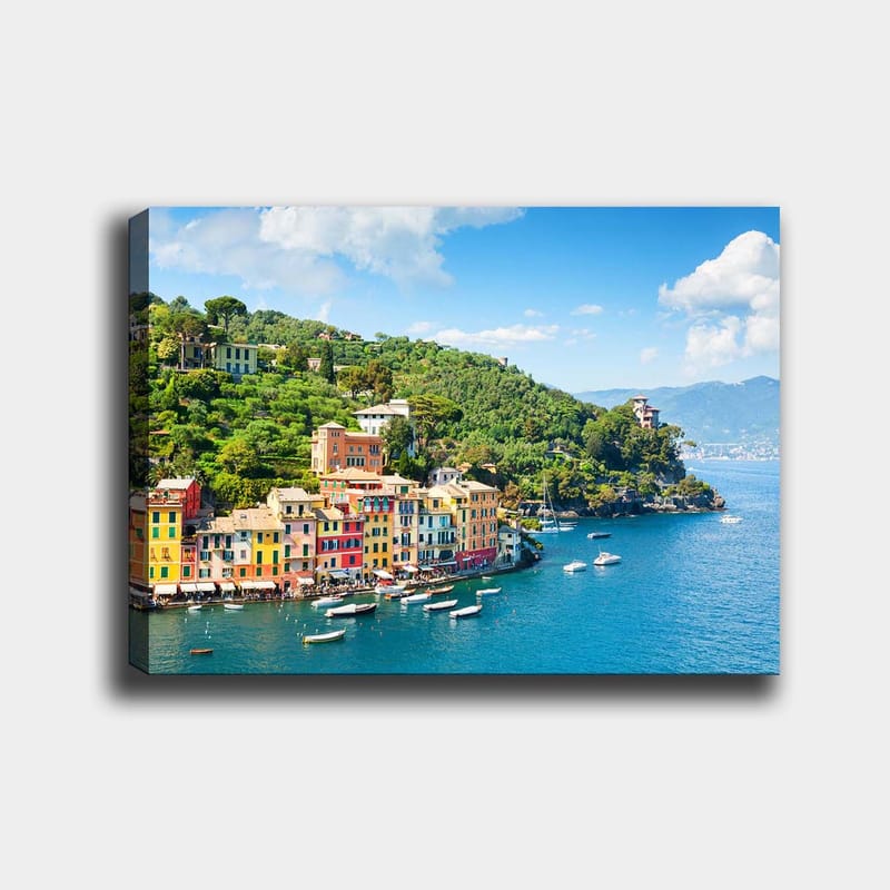 Lærred 70x100 cm - Smuk kystby med farverige huse ved havet, omgivet af frodige bakker, Blå / Grøn / Gul