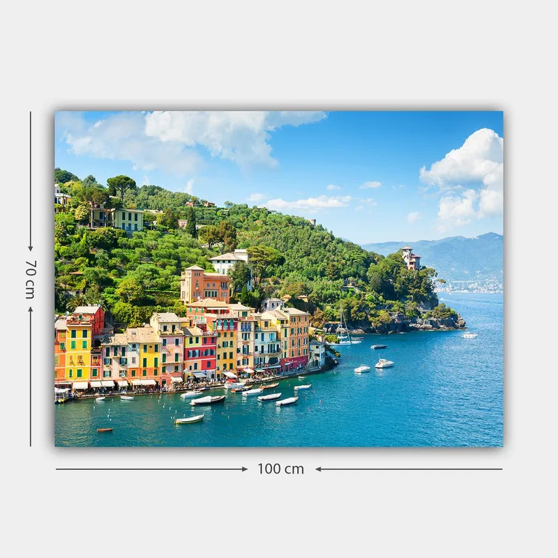 Lærred 70x100 cm - Smuk kystby med farverige huse ved havet, omgivet af frodige bakker - Blå / Grøn / Gul - Boligtilbehør - Billeder & kunst - Billeder på lærred