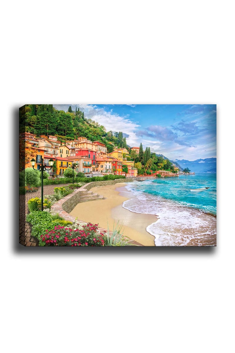 Lærred 70x100 cm - Smuk kystlinje med farverige huse, der klatrer op ad en frodig bakke ved en strand, Blå / Grøn / Gul