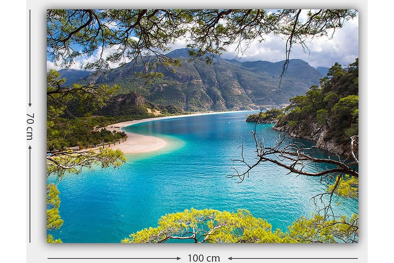 Lærred 70x100 cm - Smuk kystlinje med klart turkisblåt vand og omkringliggende grønne bjerge - Turkis / Grøn / Beige - Boligtilbehør - Billeder & kunst - Billeder på lærred