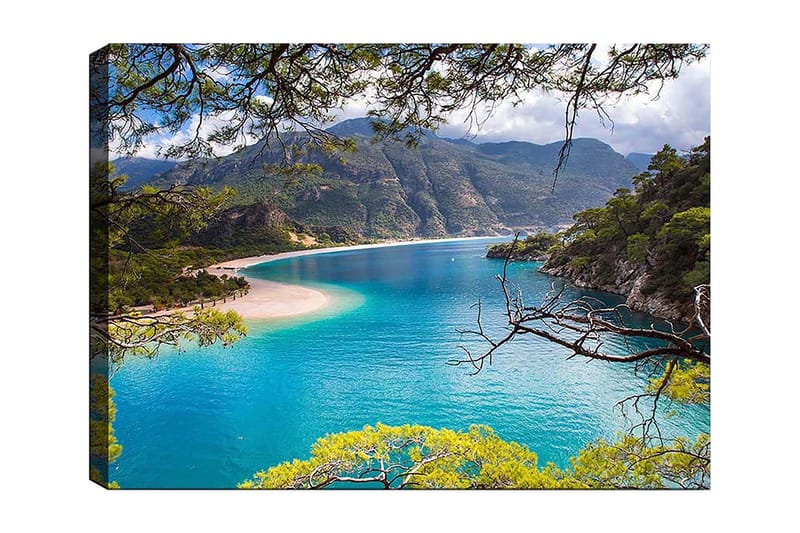Lærred 70x100 cm - Smuk kystlinje med klart turkisblåt vand og omkringliggende grønne bjerge, Turkis / Grøn / Beige
