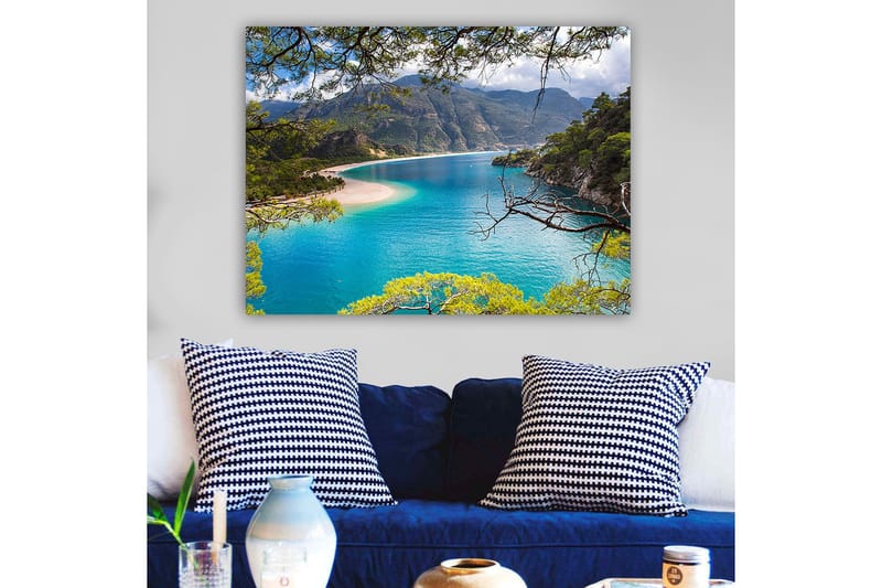 Lærred 70x100 cm - Smuk kystlinje med klart turkisblåt vand og omkringliggende grønne bjerge - Turkis / Grøn / Beige - Boligtilbehør - Billeder & kunst - Billeder på lærred