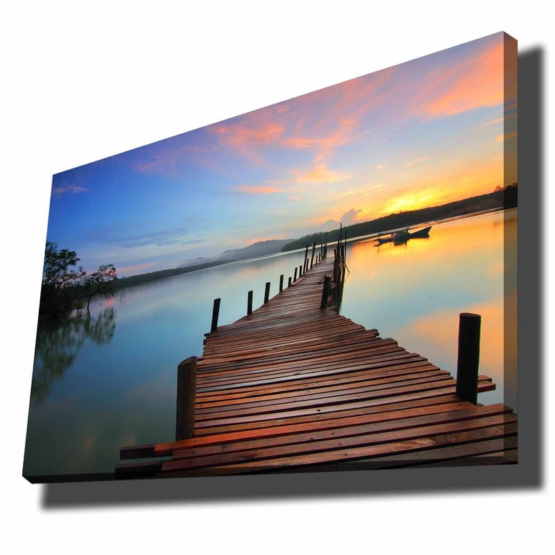 Lærred 70x100 cm - Smuk mole der strækker sig ud over en rolig sø ved solnedgang, Blå / Orange / Brun