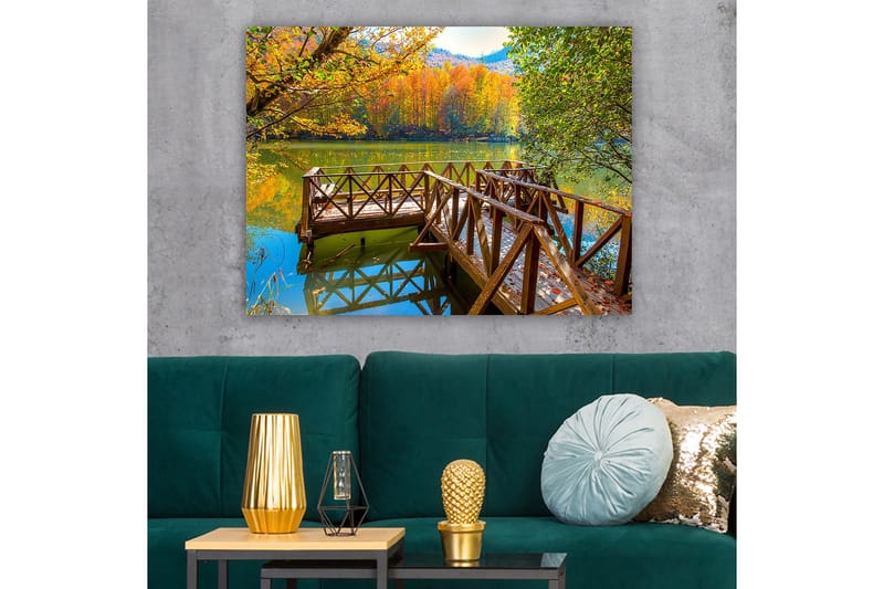 Lærred 70x100 cm - Smuk mole ved en spejlblank sø omgivet af efterårsfarvede træer - Guld / Grøn / Brun - Boligtilbehør - Billeder & kunst - Billeder på lærred