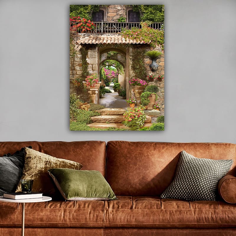 Lærred 70x100 cm - Smuk og frodig have med blomsterarrangementer og en stenbue, der fører ind til en grøn gangsti - Grøn / Lyserød / Beige - Boligtilbehør - Billeder & kunst - Billeder på lærred