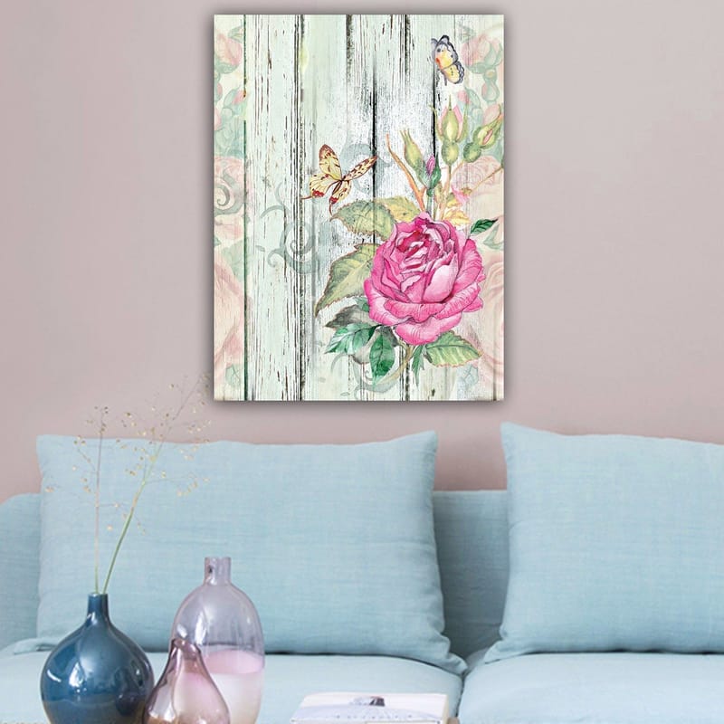 Lærred 70x100 cm - Smuk rose omgivet af sommerfugle og grønne blade - Lyserød / Grøn / Gul - Boligtilbehør - Billeder & kunst - Billeder på lærred