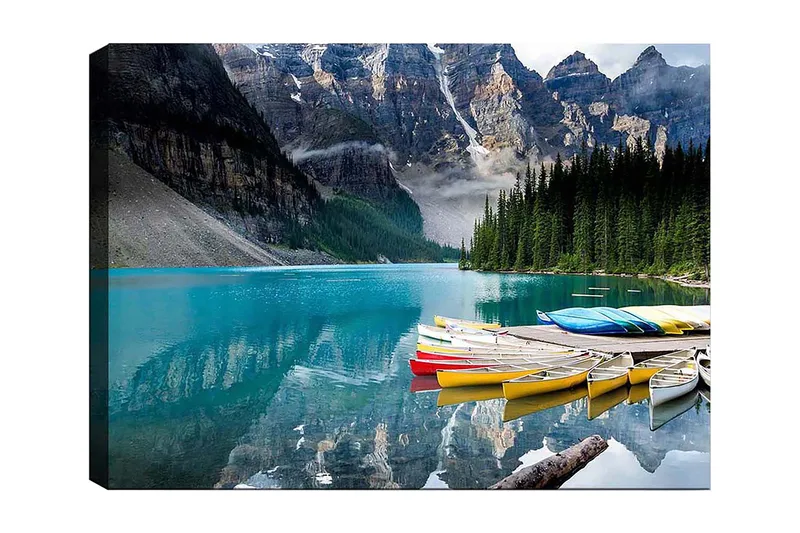 Lærred 70x100 cm - Smuk sø med farverige kanoer beliggende ved en naturskøn bjergkæde, Turkis / Grøn / Gul