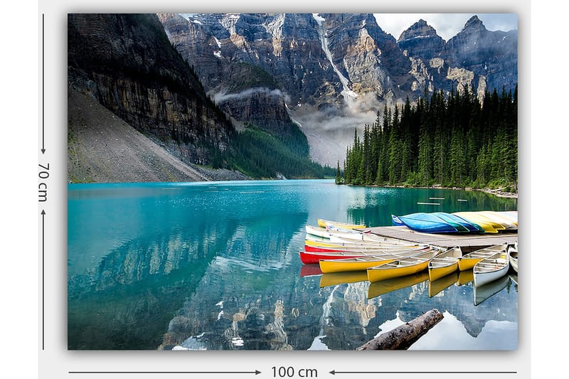 Lærred 70x100 cm - Smuk sø med farverige kanoer beliggende ved en naturskøn bjergkæde - Turkis / Grøn / Gul - Boligtilbehør - Billeder & kunst - Billeder på lærred