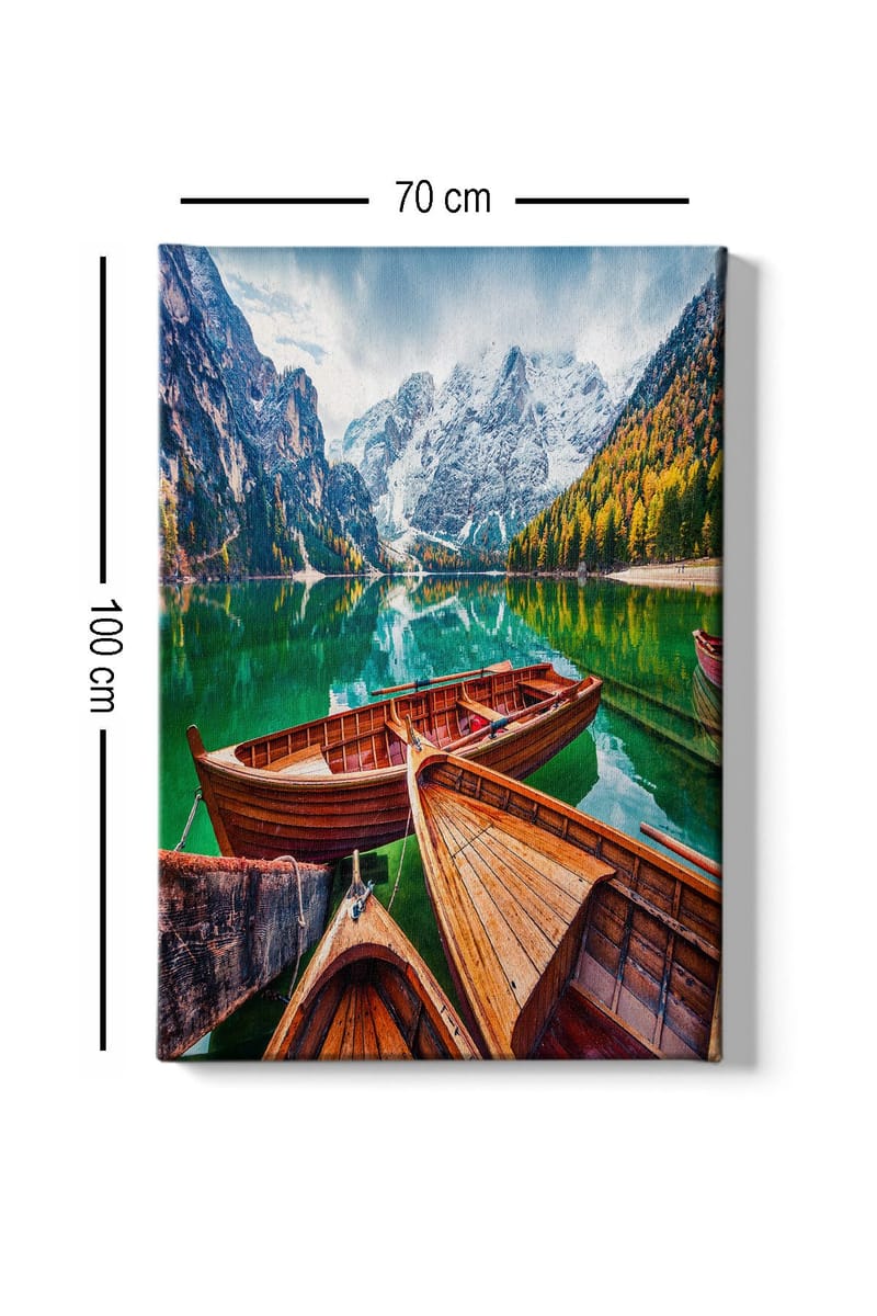 Lærred 70x100 cm - Smuk sø med flere træbåde og omkringliggende bjerge i et naturskønt miljø - Grøn / Brun / Blå - Boligtilbehør - Billeder & kunst - Billeder på lærred