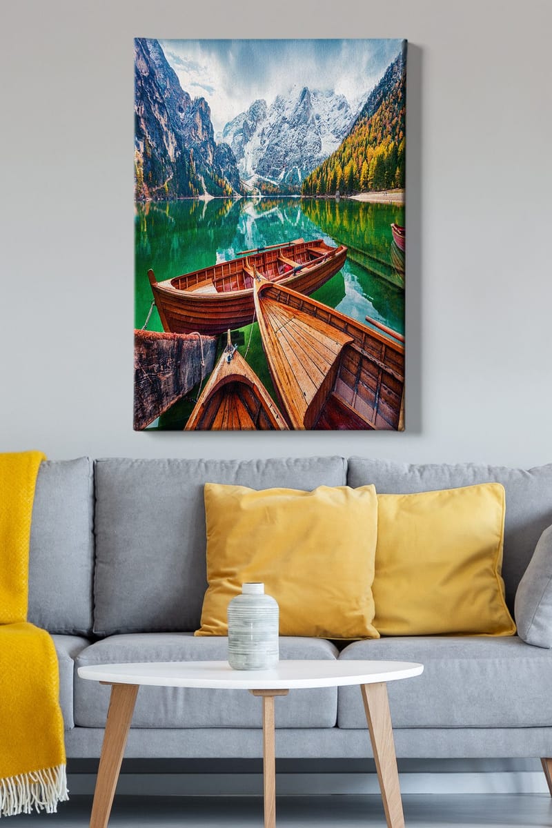 Lærred 70x100 cm - Smuk sø med flere træbåde og omkringliggende bjerge i et naturskønt miljø - Grøn / Brun / Blå - Boligtilbehør - Billeder & kunst - Billeder på lærred