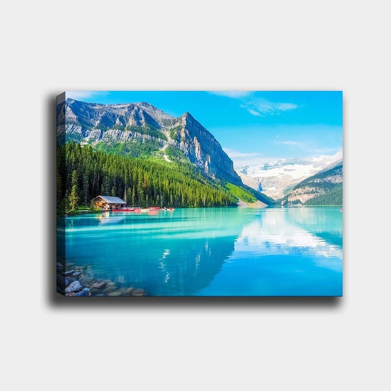 Lærred 70x100 cm - Smuk sø omgivet af majestætiske bjerge og tæt grønt, Turkis / Grøn / Blå
