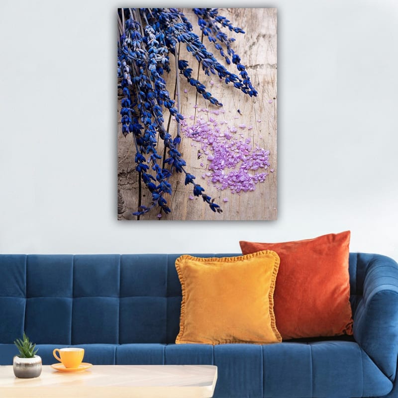 Lærred 70x100 cm - Smuk samling af lavendelblomster med lilla salt på en træoverflade - Blå / Lilla - Boligtilbehør - Billeder & kunst - Billeder på lærred