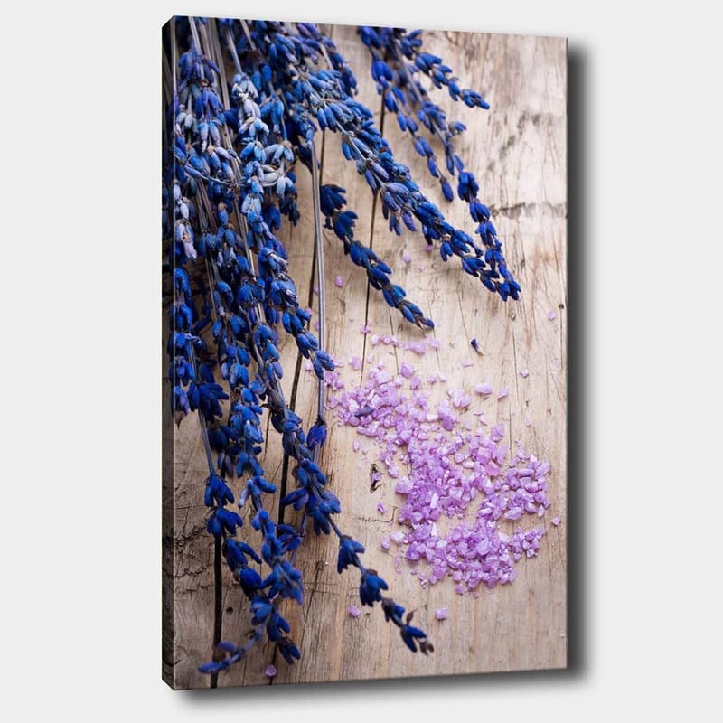 Lærred 70x100 cm - Smuk samling af lavendelblomster med lilla salt på en træoverflade, Blå / Lilla