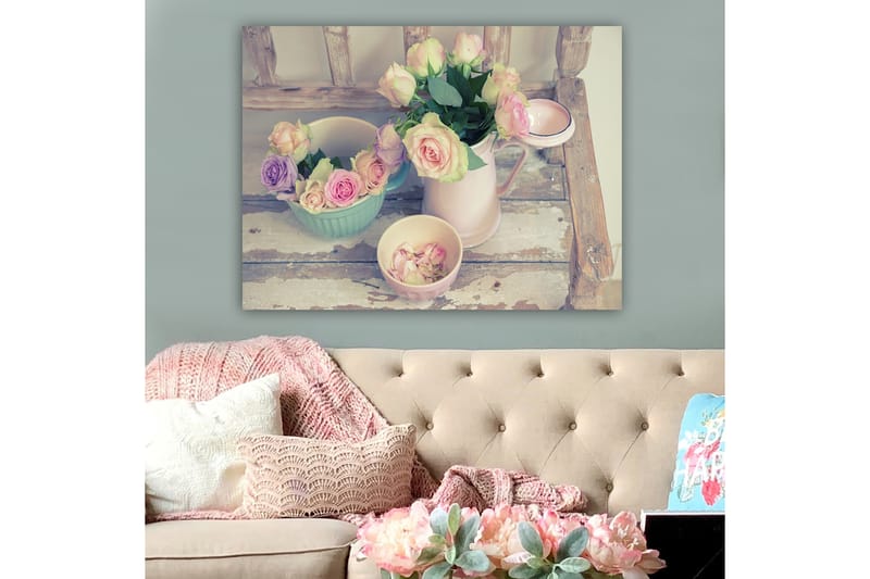 Lærred 70x100 cm - Smuk samling af roser i pastelfarver i en kande og skåle - Lyserød / Grøn / Lyseblå - Boligtilbehør - Billeder & kunst - Billeder på lærred