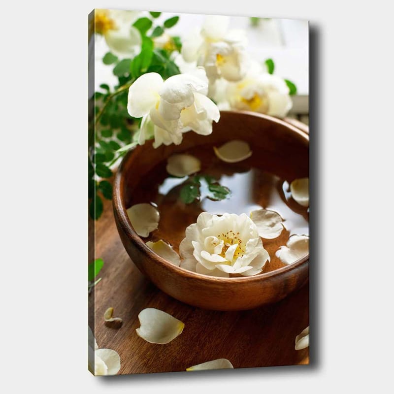 Lærred 70x100 cm - Smuk skål med hvide blomster og kronblade, der flyder på vandet - Hvid / Brun / Grøn - Boligtilbehør - Billeder & kunst - Billeder på lærred