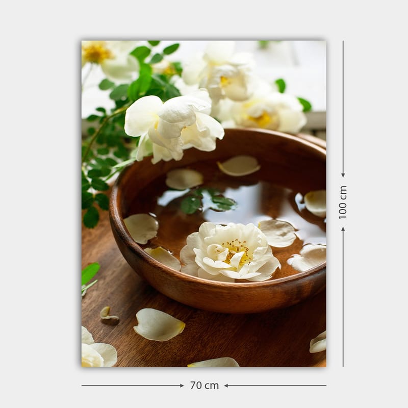 Lærred 70x100 cm - Smuk skål med hvide blomster og kronblade, der flyder på vandet - Hvid / Brun / Grøn - Boligtilbehør - Billeder & kunst - Billeder på lærred