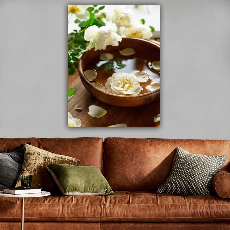 Lærred 70x100 cm - Smuk skål med hvide blomster og kronblade, der flyder på vandet - Hvid / Brun / Grøn - Boligtilbehør - Billeder & kunst - Billeder på lærred
